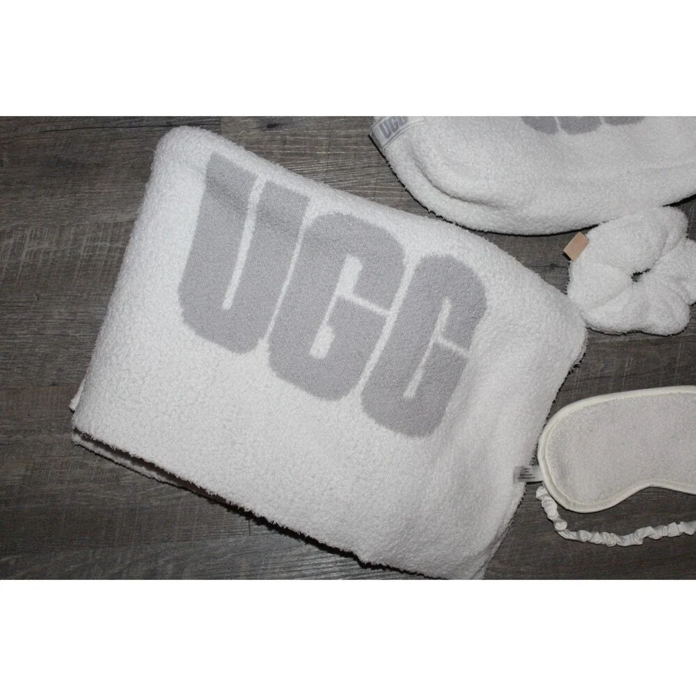 UGG 4 PIECE TRAVEL SET WHITE THROW EYE MAKE HAIR TYE AND STORAGE PURSE
